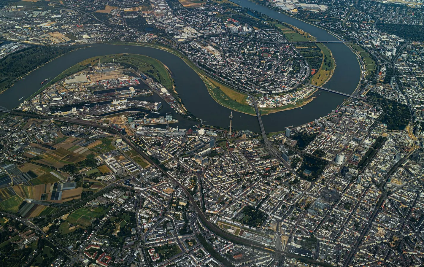 Düsseldorf am Rhein mit Stadtsilhouette
