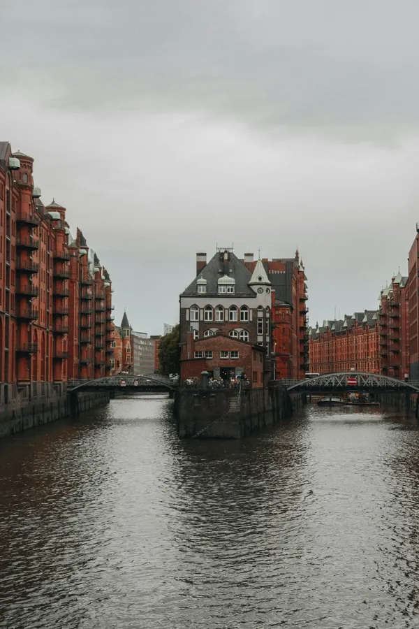 Hafen von Hamburg mit Booten und Stadtkulisse