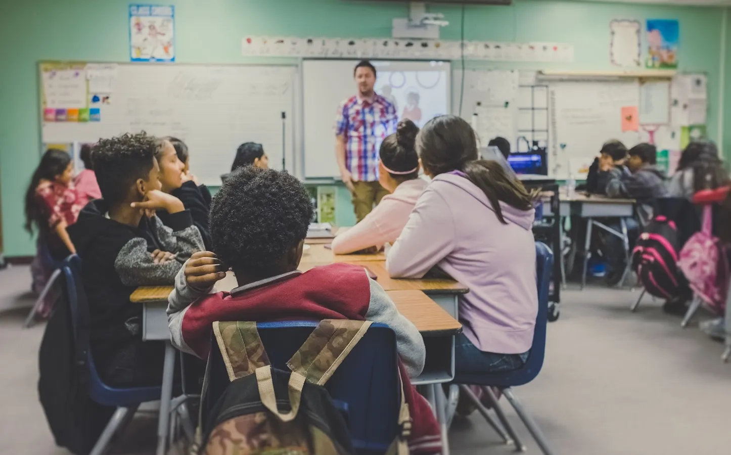 Schülerinnen und Schüler beim gemeinsamen Lernen