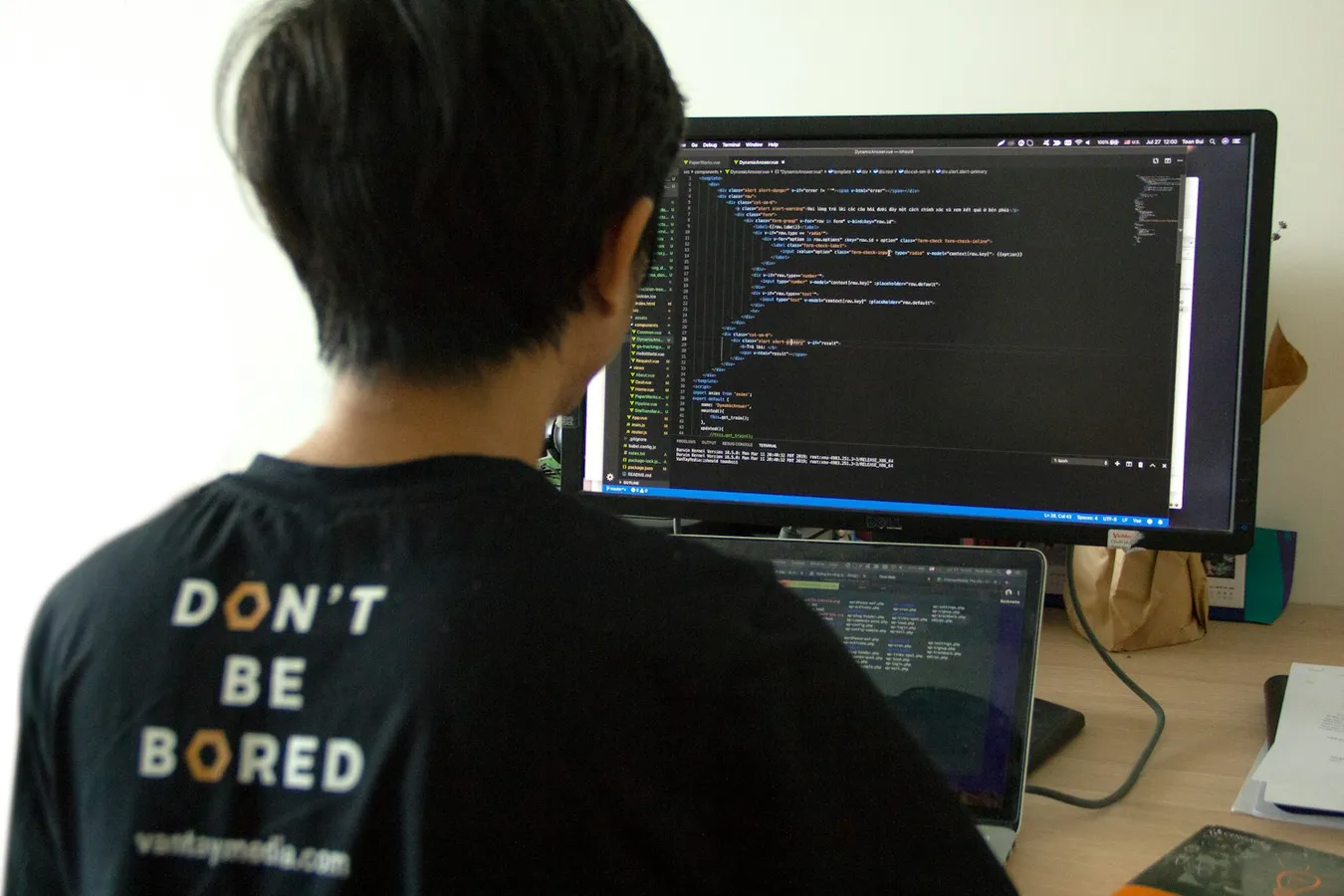 Entwicklerteam beim Coding-Hackathon mit Laptops